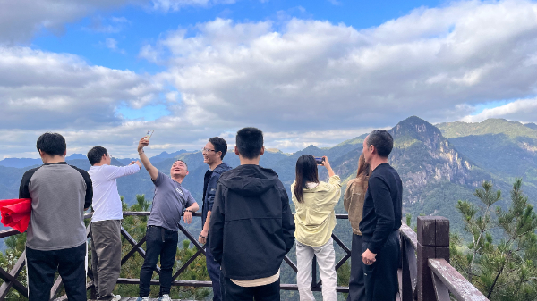 山頂集體照片.jpg